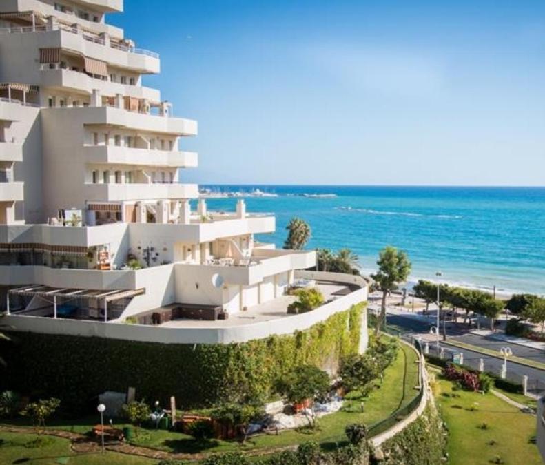 Apartamentos Holidays Benalbeach ベナルマデナ エクステリア 写真